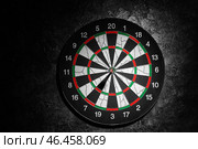 Дартс с хитом яблочко на темном фоне. Стоковое фото, фотограф Pixel_shot / Фотобанк Лори