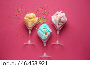 Бокалы с вкусной сладкой ватой и брызгает на цветном фоне. Стоковое фото, фотограф Pixel_shot / Фотобанк Лори