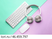 Клавиатура ПК, мышь и наушники на цветном фоне. Стоковое фото, фотограф Pixel_shot / Фотобанк Лори