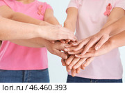 Красивые женщины разных возрастов с розовыми лентами, положить руки вместе на светлом фоне, крупным планом. Концепция рака молочной железы. Стоковое фото, фотограф Pixel_shot / Фотобанк Лори