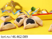 Вкусный hamantaschen и праздничный декор для праздника Пурим на цветном фоне. Стоковое фото, фотограф Pixel_shot / Фотобанк Лори