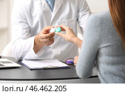 Офтальмолог объясняет пациенту, как использовать контактные линзы. Стоковое фото, фотограф Pixel_shot / Фотобанк Лори