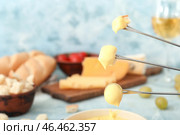 Сухарики и виноград, погруженные в сырное фондю, крупным планом. Стоковое фото, фотограф Pixel_shot / Фотобанк Лори