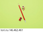 Обычный карандаш и точилка на цветном фоне. Стоковое фото, фотограф Pixel_shot / Фотобанк Лори