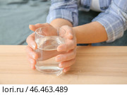 Старшая женщина с синдромом Паркинсона пьет воду дома, крупным планом. Стоковое фото, фотограф Pixel_shot / Фотобанк Лори