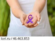 Женщина с фиолетовой лентой на цветном фоне, крупным планом. Концепция домашнего насилия. Стоковое фото, фотограф Pixel_shot / Фотобанк Лори