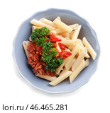 Чаша с вкусной пастой пенне и соусом Болоньезе на белом фоне. Стоковое фото, фотограф Pixel_shot / Фотобанк Лори