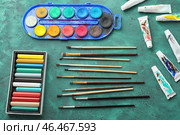 Тубы с красками, кистями, акварелью и масляной пастелью на цветном фоне. Стоковое фото, фотограф Pixel_shot / Фотобанк Лори
