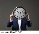 Бизнесмен с часами на темном фоне. Концепция тайм-менеджмента. Стоковое фото, фотограф Pixel_shot / Фотобанк Лори