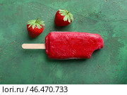 Вкусное клубничное эскимо с ягодами на цветном фоне. Стоковое фото, фотограф Pixel_shot / Фотобанк Лори