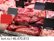 Холодильная витрина со свежим мясом в мясной лавке. Стоковое фото, фотограф Pixel_shot / Фотобанк Лори