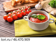 Супница со вкусным томатным соусом на деревянном столе. Стоковое фото, фотограф Pixel_shot / Фотобанк Лори