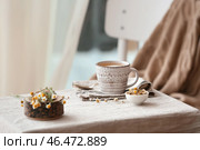 Чашка вкусного ромашкового чая на столе. Стоковое фото, фотограф Pixel_shot / Фотобанк Лори