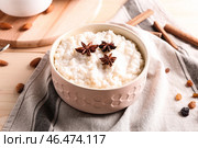 Вкусный рисовый пудинг с анисовыми звездами в миске на столе. Стоковое фото, фотограф Pixel_shot / Фотобанк Лори