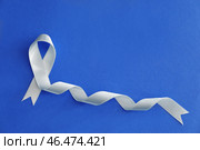Белая лента на цветном фоне. Понятие гетеросексуальной семьи и проблема насилия в отношении женщин. Стоковое фото, фотограф Pixel_shot / Фотобанк Лори