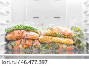 Пакеты полиэтиленовые с замороженными овощами в холодильнике. Стоковое фото, фотограф Pixel_shot / Фотобанк Лори