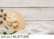 Доска с маслом ши на столе. Стоковое фото, фотограф Pixel_shot / Фотобанк Лори