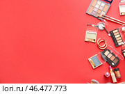 Разная декоративная косметика на цветном фоне. Стоковое фото, фотограф Pixel_shot / Фотобанк Лори