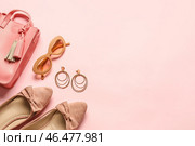 Набор женских аксессуаров и солнцезащитных очков на цветном фоне. Стоковое фото, фотограф Pixel_shot / Фотобанк Лори