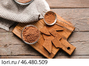 Чаша и сито с какао-порошком на деревянном фоне. Стоковое фото, фотограф Pixel_shot / Фотобанк Лори
