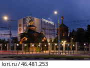 Церковь святого равноапостольного князя Владимира и администаритивное здание Тульского машиностраительного завода в ночном пейзаже. Тула (2024 год). Редакционное фото, фотограф Виктор Карасев / Фотобанк Лори