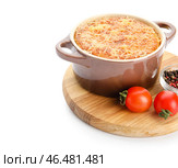 Горшочек с вкусным пастушьим пирогом на белом фоне. Стоковое фото, фотограф Pixel_shot / Фотобанк Лори