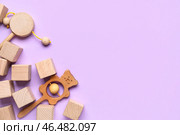 Деревянные кубики с погремушками на сиреневом фоне. Стоковое фото, фотограф Pixel_shot / Фотобанк Лори