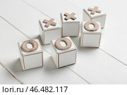 Игра крестики-нолики на белом деревянном фоне, крупным планом. Стоковое фото, фотограф Pixel_shot / Фотобанк Лори
