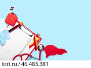 Лента осведомленности с планшетом, таблетками, бумажной печенью, медицинской маской и стетоскопом на синем фоне. Концепция гепатита. Стоковое фото, фотограф Pixel_shot / Фотобанк Лори
