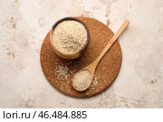 Пробковый коврик с миской и ложкой кунжута на светлом фоне. Стоковое фото, фотограф Pixel_shot / Фотобанк Лори