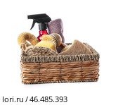 Плетеная корзина с различными моющими средствами и распылителем на белом фоне. Стоковое фото, фотограф Pixel_shot / Фотобанк Лори