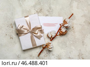 Открытка с текстом VIELEN DANK, подарочной коробкой и хлопковыми цветами на гранж-фоне. Стоковое фото, фотограф Pixel_shot / Фотобанк Лори