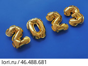 Фигура 2023 из фольгированных шаров на голубом фоне. Стоковое фото, фотограф Pixel_shot / Фотобанк Лори