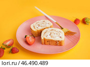 Тарелка с кусочками бисквита и клубникой на цветном фоне. Стоковое фото, фотограф Pixel_shot / Фотобанк Лори
