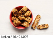 Керамическая миска с вкусным печеньем бискотти на белом фоне. Стоковое фото, фотограф Pixel_shot / Фотобанк Лори