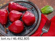 Тарелка вкусных груш пашот в винном соусе на фоне гранж. Стоковое фото, фотограф Pixel_shot / Фотобанк Лори