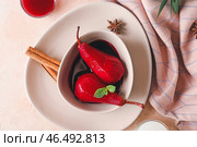 Чаша вкусных груш пашот в винном соусе на столе. Стоковое фото, фотограф Pixel_shot / Фотобанк Лори