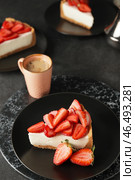 Вкусный чизкейк с клубникой и кофе на темном фоне. Стоковое фото, фотограф Pixel_shot / Фотобанк Лори