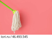 Швабра на цветном фоне. Стоковое фото, фотограф Pixel_shot / Фотобанк Лори