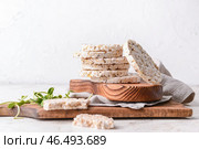 Доски с рисовыми сухарями на светлом фоне. Стоковое фото, фотограф Pixel_shot / Фотобанк Лори