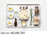 Композиция с маслом ши и косметическими средствами на светлом фоне. Стоковое фото, фотограф Pixel_shot / Фотобанк Лори