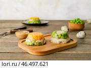 Поднос с вкусным заливным на столе. Стоковое фото, фотограф Pixel_shot / Фотобанк Лори
