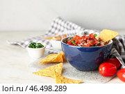 Чаша вкусной сальсы Пико де Галло и начос на столе. Стоковое фото, фотограф Pixel_shot / Фотобанк Лори