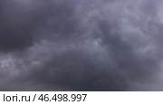 Fast moving dramatic clouds in mountains. Стоковое видео, видеограф Михаил Коханчиков / Фотобанк Лори