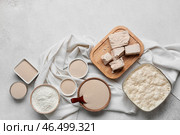 Композиция со свежими и сухими дрожжами на светлом фоне. Стоковое фото, фотограф Pixel_shot / Фотобанк Лори