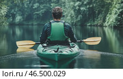 Kayaker paddling on calm river in lush green forest. Стоковое AI-видео, аниматор Юрий Поздников / Фотобанк Лори