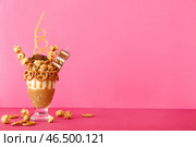 Стакан с аппетитным коктейлем на цветном фоне. Стоковое фото, фотограф Pixel_shot / Фотобанк Лори