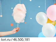Женская рука с вкусной сладкой ватой на цветном фоне. Стоковое фото, фотограф Pixel_shot / Фотобанк Лори