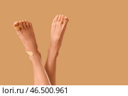 Женские ноги с лейкопластырями на бежевом фоне. Концепция неудобной обуви. Стоковое фото, фотограф Pixel_shot / Фотобанк Лори