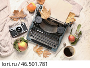Винтажная пишущая машинка, яблоки, чашка кофе, фотокамера, очки и осенние листья на белом фоне. Стоковое фото, фотограф Pixel_shot / Фотобанк Лори